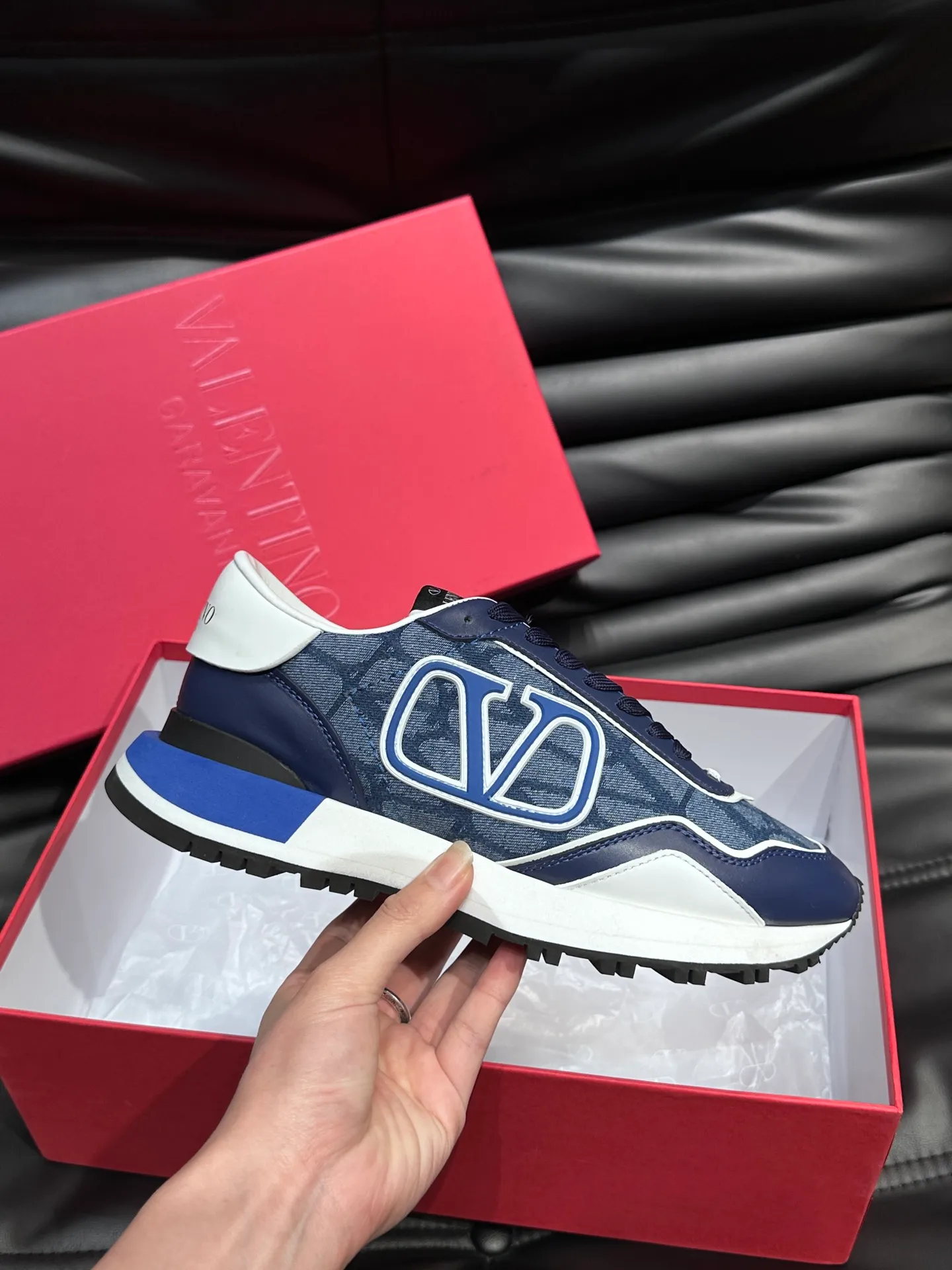 P540💰 Product trademark: VALENTINO "Valentino" Regular size: 38-44 [45 customized] Product materials: Warren men's casual sports shoes, made of multi-material splicing, calf leather stitched with suede cowhide, fabric mesh upper, fabric tongue decorated with brand badge, rubber rivet decorative details on the heel, rivet rubber outsole, non-slip, wear-resistant and shock-absorbing, pure cotton inner foot pad, comfortable and breathable, comes with original box packaging bag!